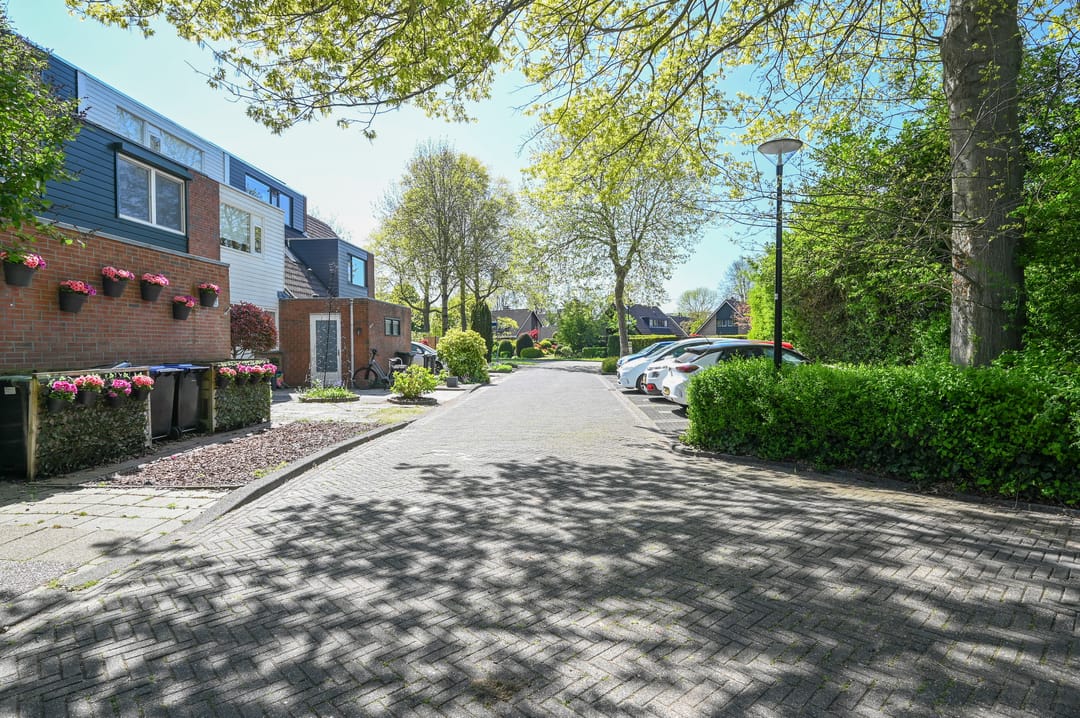 Spacious Energy-Efficient Family Home with Deep South-Facing Garden and Parking — 38
