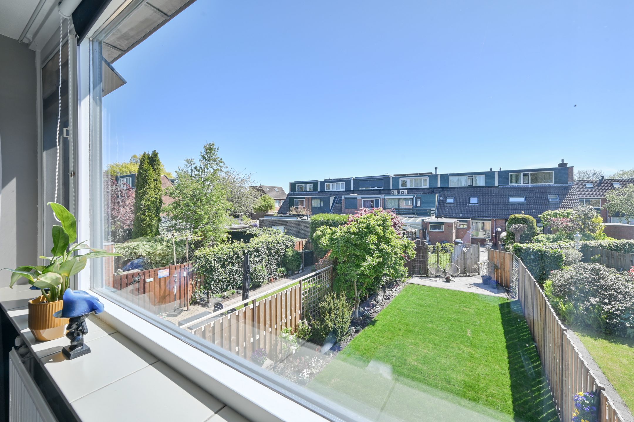 Spacious Energy-Efficient Family Home with Deep South-Facing Garden and Parking — 18