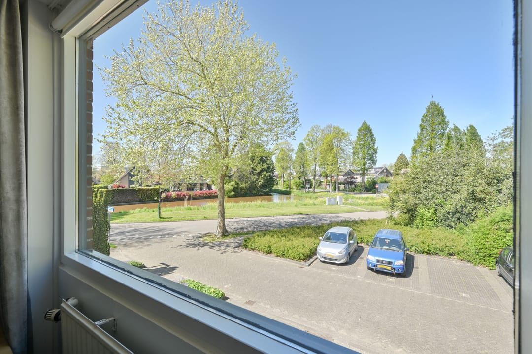 Spacious Energy-Efficient Family Home with Deep South-Facing Garden and Parking — 22