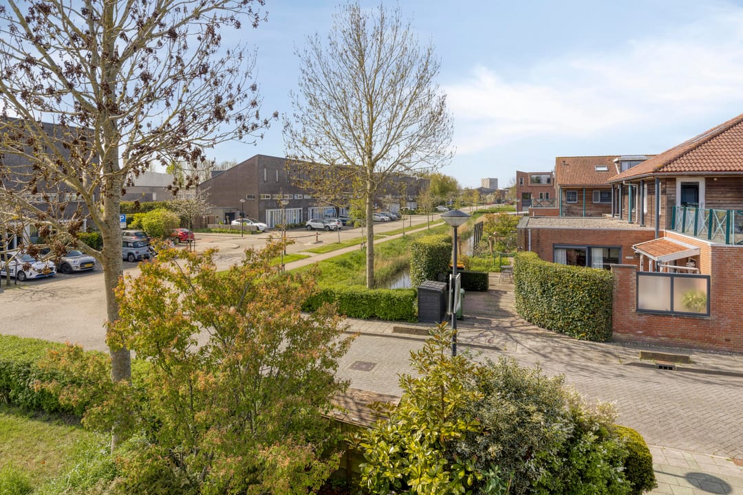 Spacious extended corner house with 5 bedrooms and roof terrace in Zuidwijk — 47