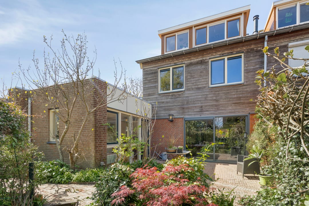 Spacious extended corner house with 5 bedrooms and roof terrace in Zuidwijk — 58