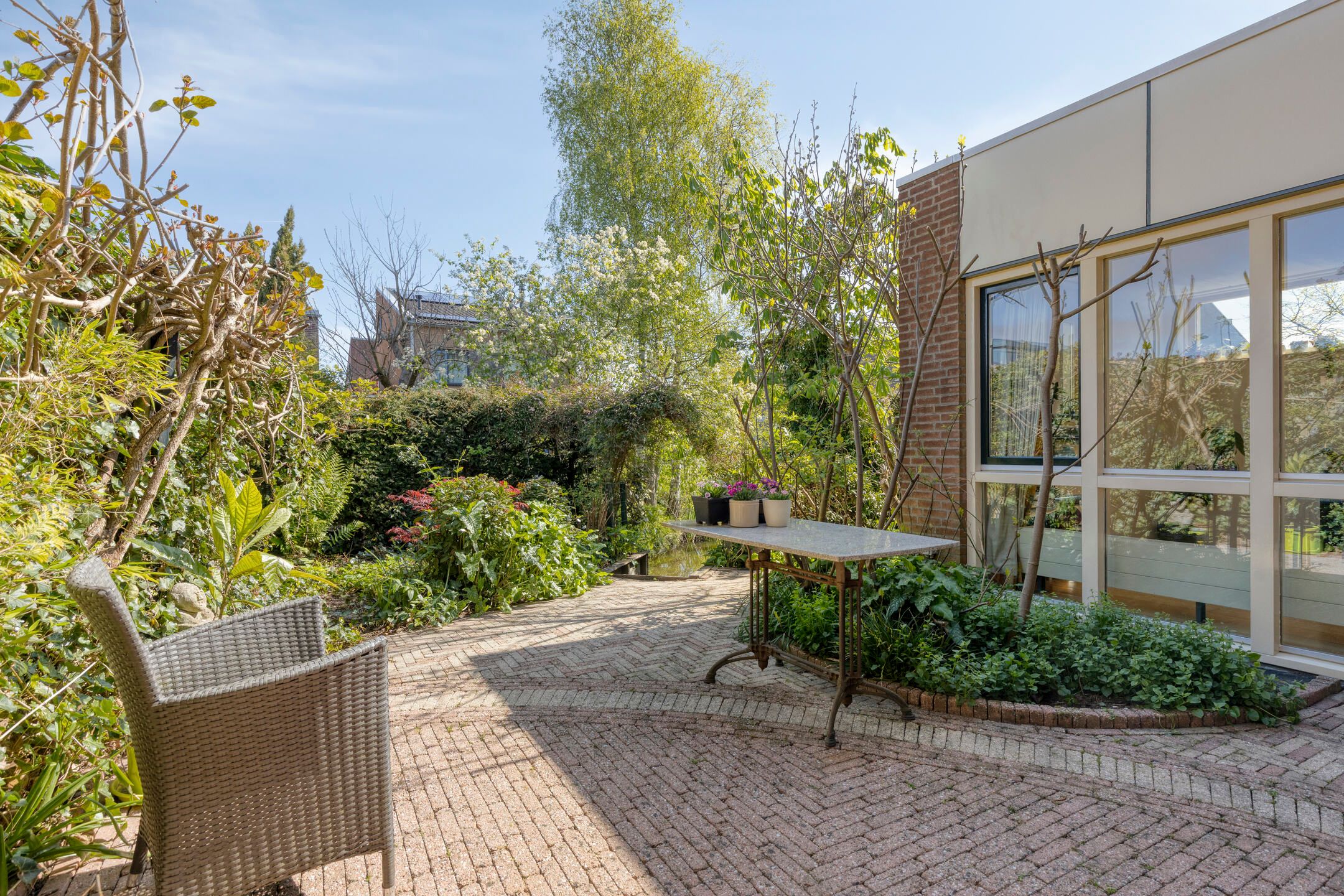 Spacious extended corner house with 5 bedrooms and roof terrace in Zuidwijk — 48