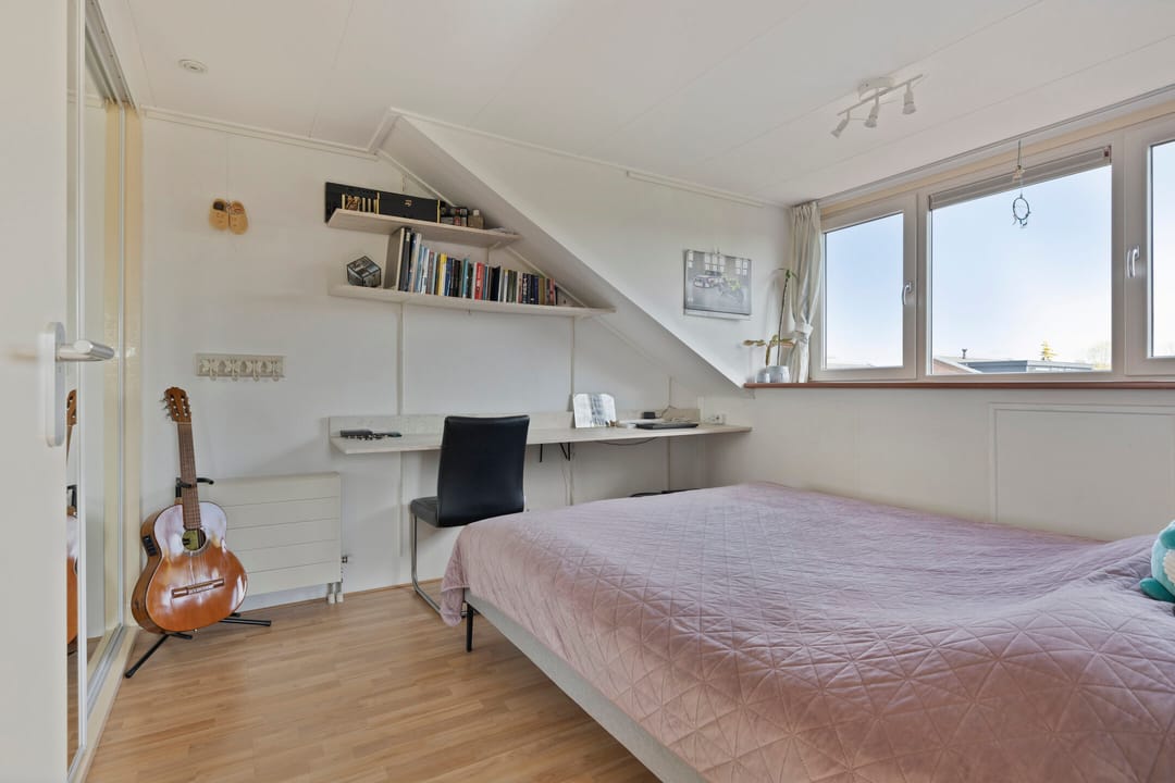 Spacious extended corner house with 5 bedrooms and roof terrace in Zuidwijk — 41
