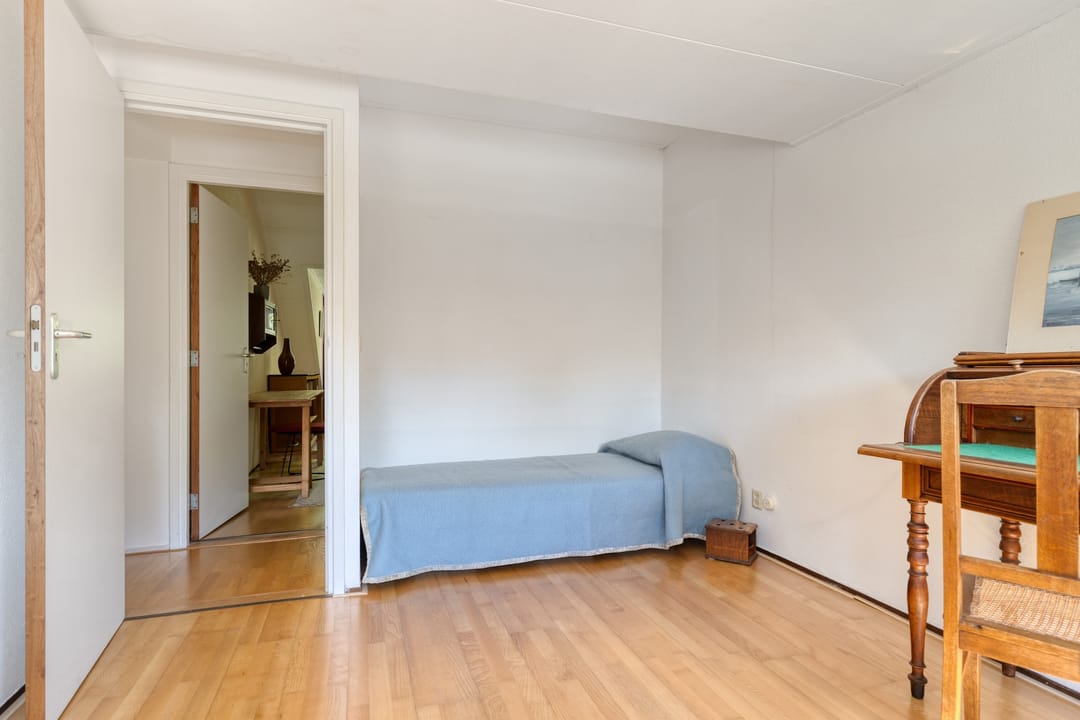 Spacious Semi-Detached Home with 6 Bedrooms and Large Garden in Leiden's Van Eijsingapark — 37