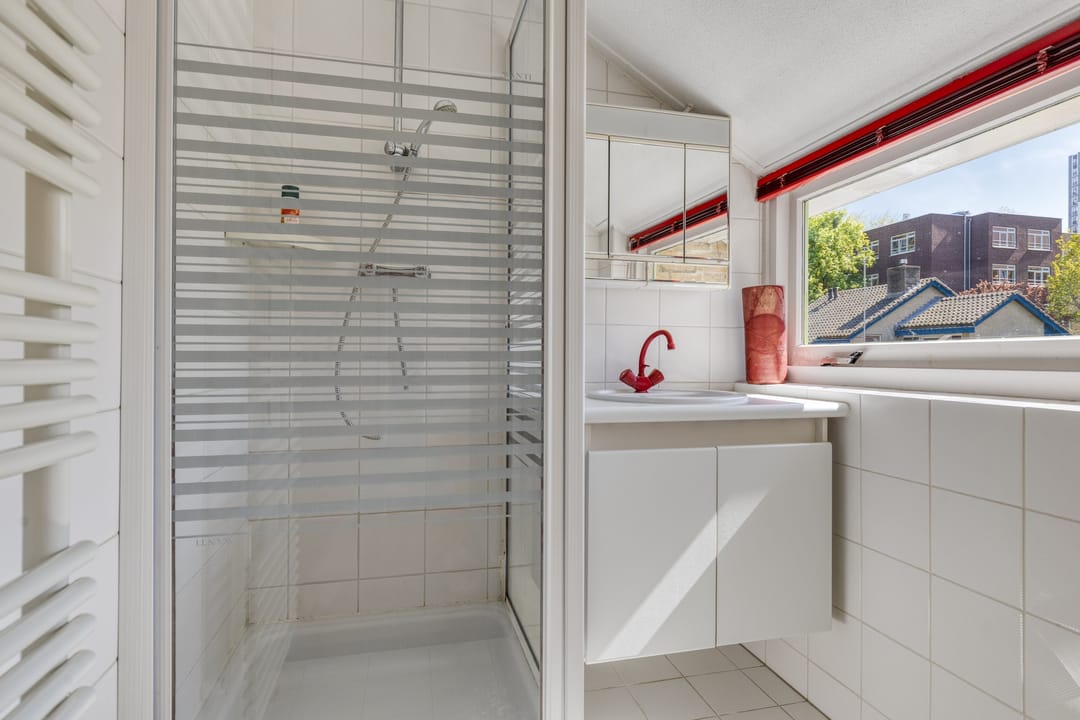 Spacious Semi-Detached Home with 6 Bedrooms and Large Garden in Leiden's Van Eijsingapark — 32
