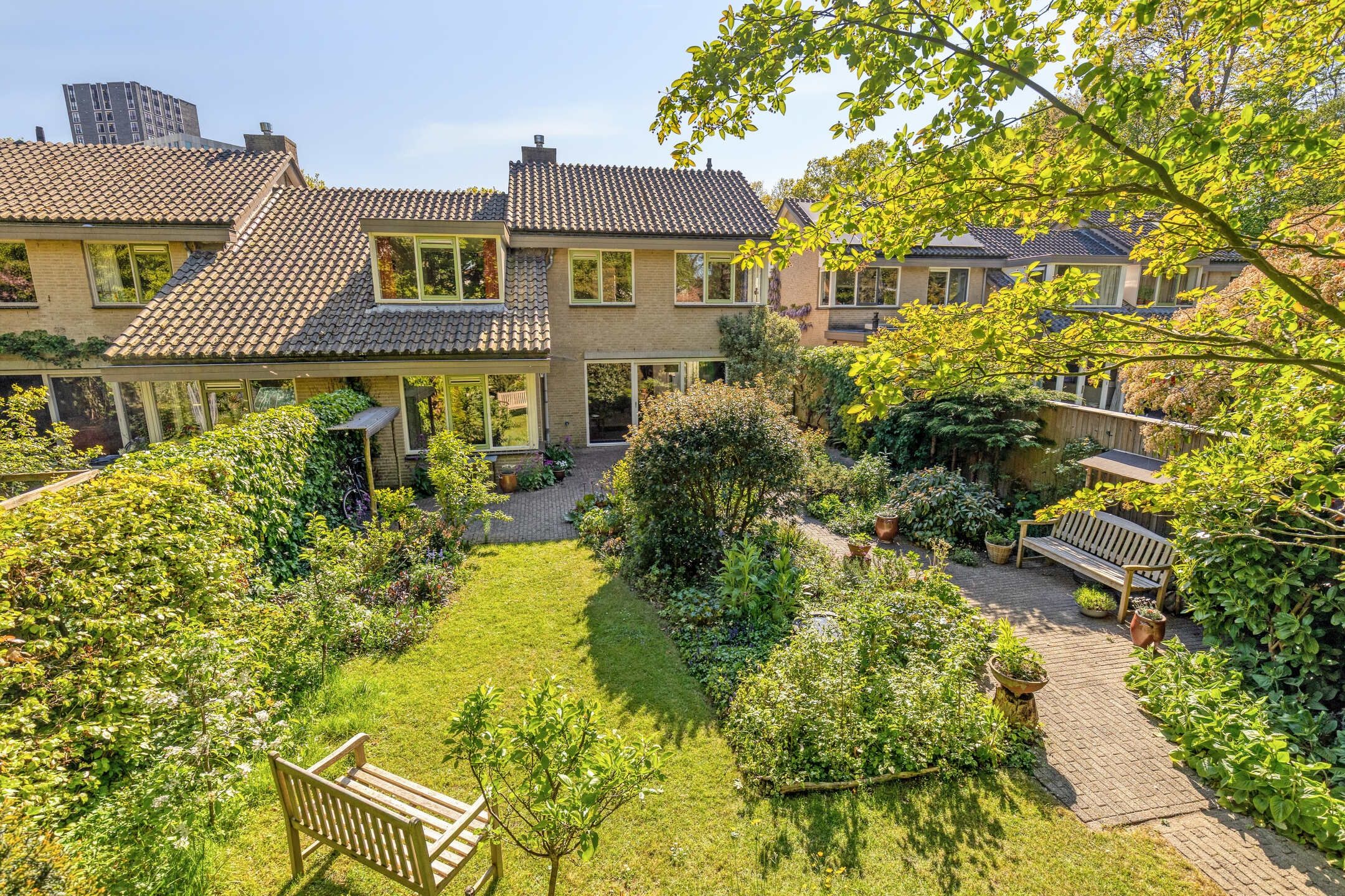 Spacious Semi-Detached Home with 6 Bedrooms and Large Garden in Leiden's Van Eijsingapark — 48