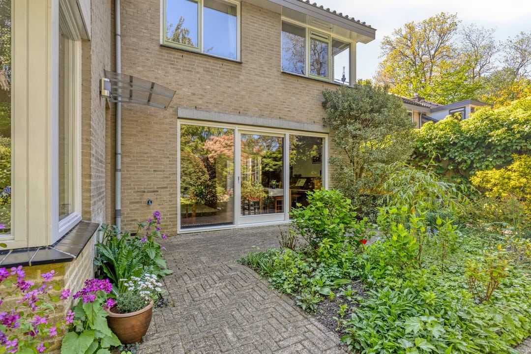 Spacious Semi-Detached Home with 6 Bedrooms and Large Garden in Leiden's Van Eijsingapark — 41