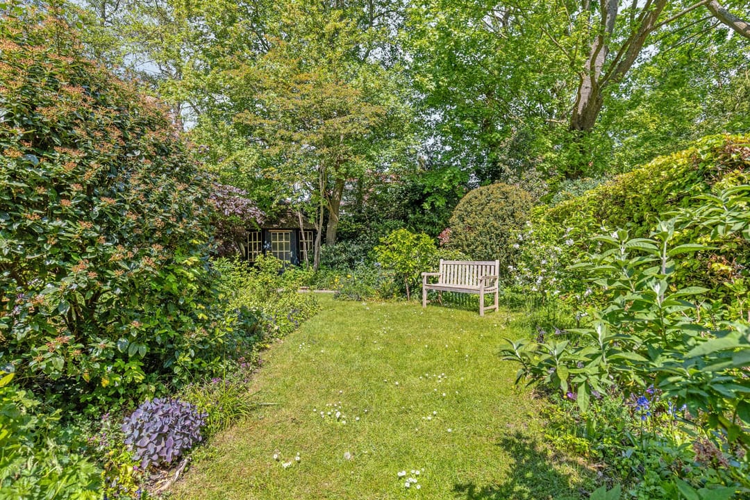 Spacious Semi-Detached Home with 6 Bedrooms and Large Garden in Leiden's Van Eijsingapark — 43