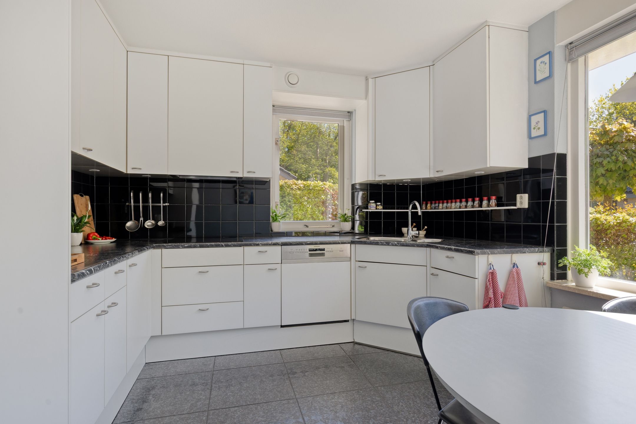 Spacious Semi-Detached Home with 6 Bedrooms and Large Garden in Leiden's Van Eijsingapark — 15