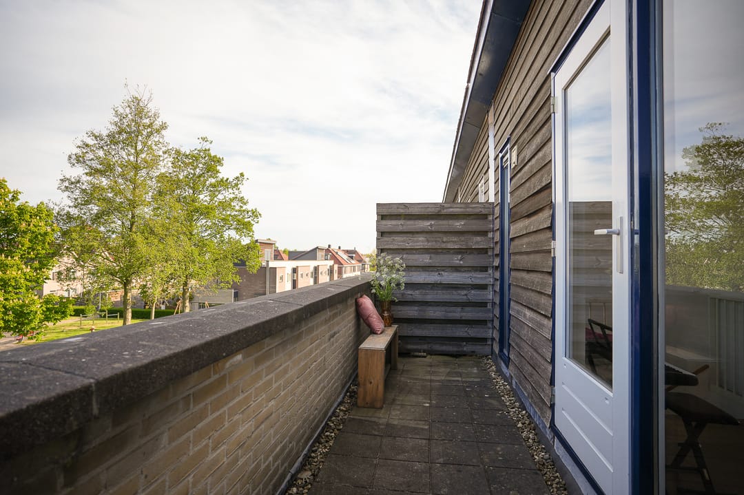 Surprisingly spacious extended family home with garden and two terraces — 28