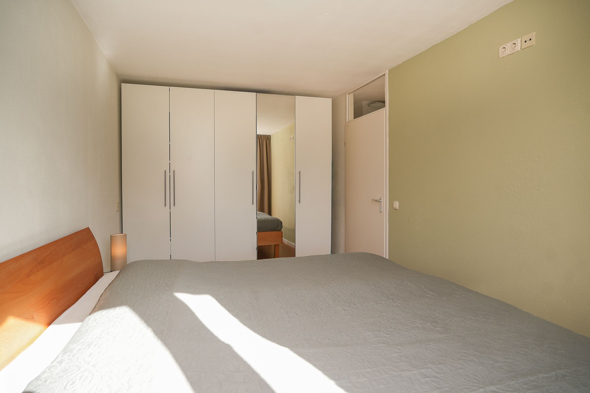 Surprisingly spacious extended family home with garden and two terraces — 18