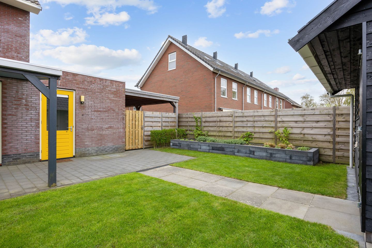 Spacious Semi-Detached Home with Five Bedrooms and Garden in Uithuizermeeden — 55
