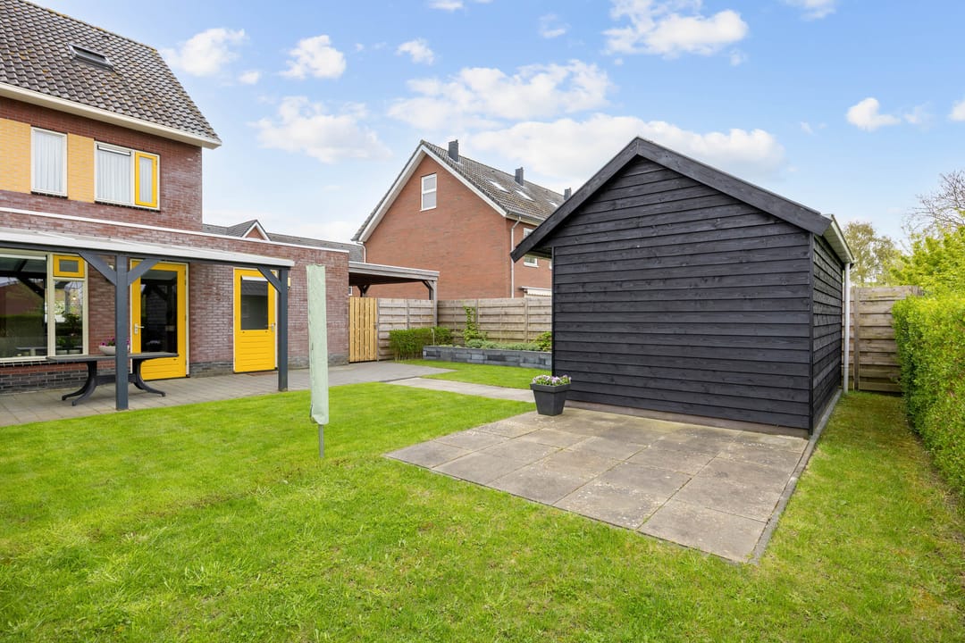 Spacious Semi-Detached Home with Five Bedrooms and Garden in Uithuizermeeden — 52
