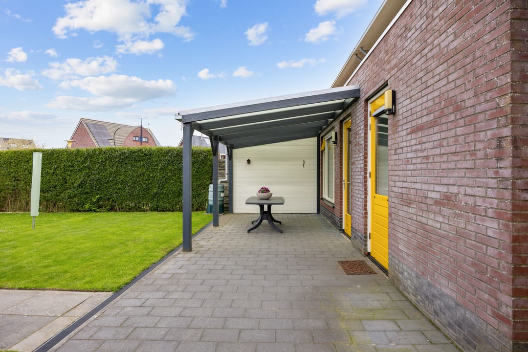 Spacious Semi-Detached Home with Five Bedrooms and Garden in Uithuizermeeden — 56