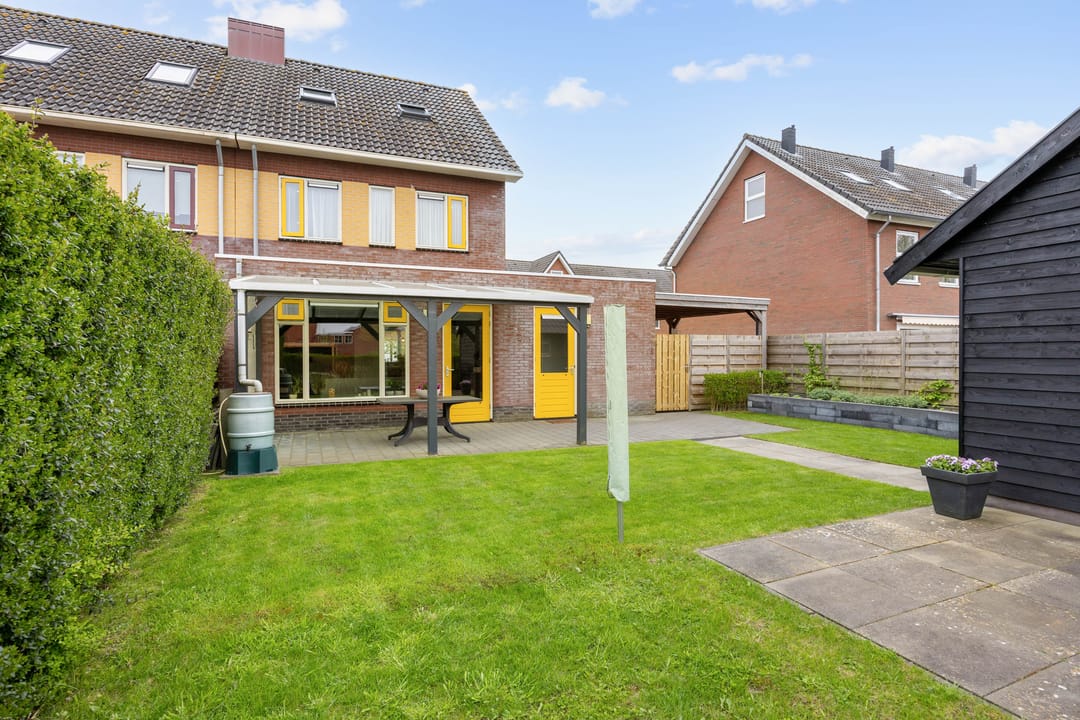 Spacious Semi-Detached Home with Five Bedrooms and Garden in Uithuizermeeden — 53