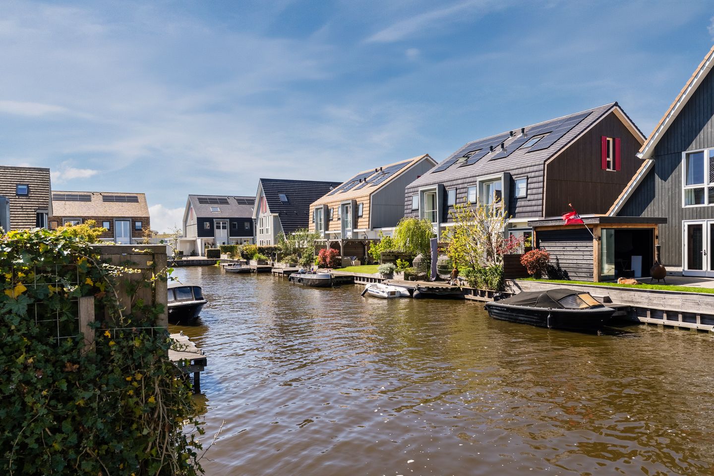 Spacious Energy-Neutral Semi-Detached Home with Waterfront Garden and Private Mooring — 49