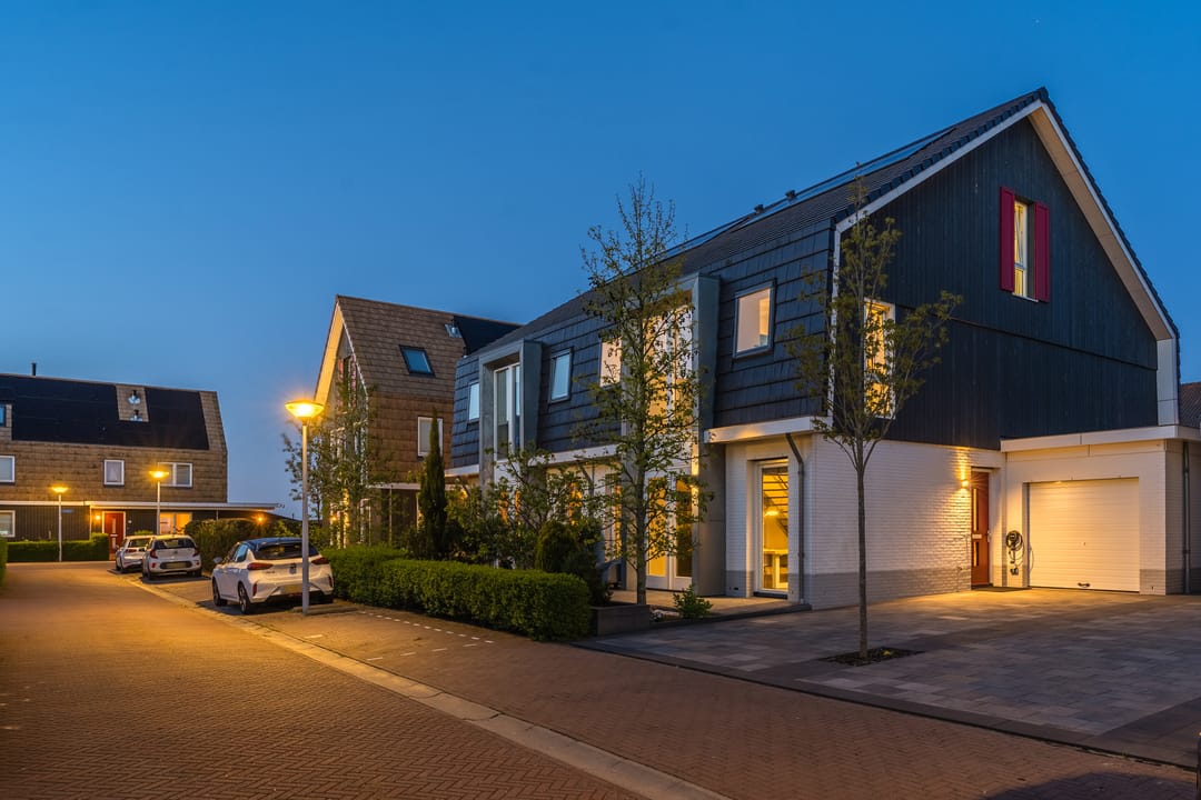 Spacious Energy-Neutral Semi-Detached Home with Waterfront Garden and Private Mooring — 56