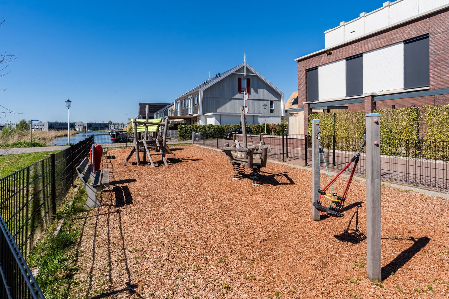 Spacious Energy-Neutral Semi-Detached Home with Waterfront Garden and Private Mooring — 50