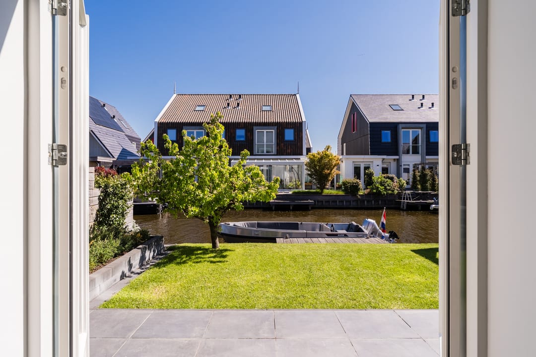 Spacious Energy-Neutral Semi-Detached Home with Waterfront Garden and Private Mooring — 43