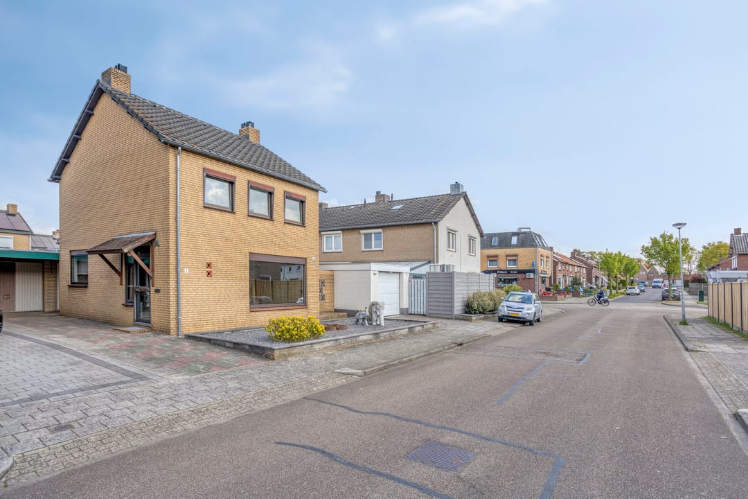 Photo 31 of Johannes Douvenstraat 2
