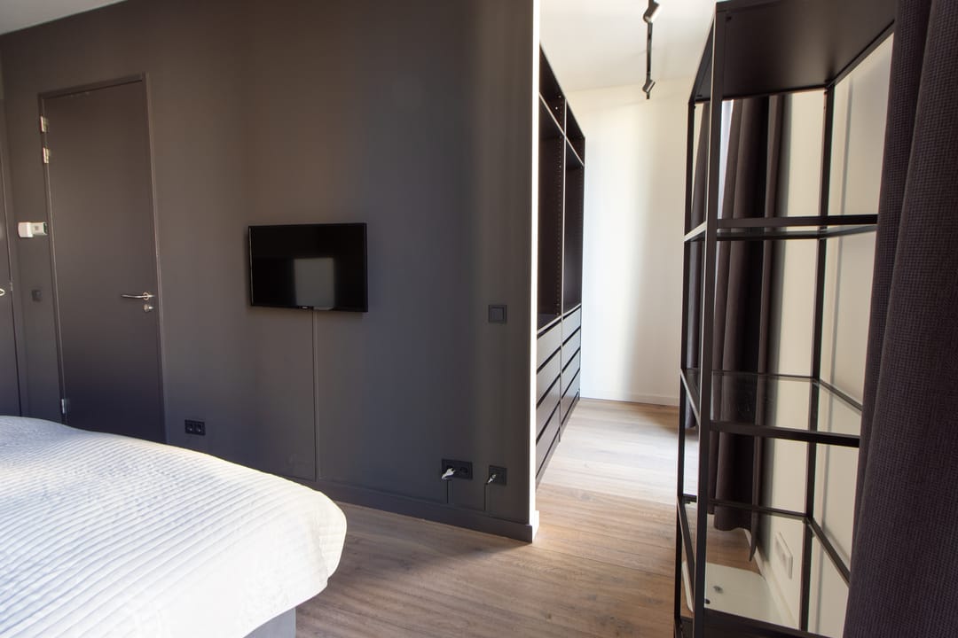 Exclusive City Apartment with Panoramic Views and Spacious Rooftop Terrace — 28