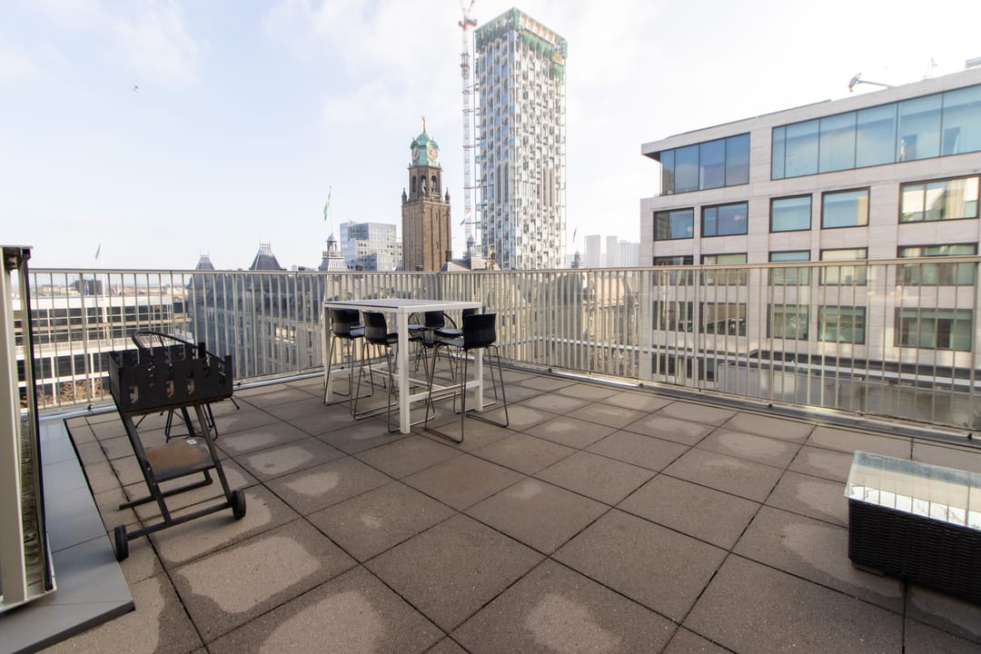 Exclusive City Apartment with Panoramic Views and Spacious Rooftop Terrace — 16