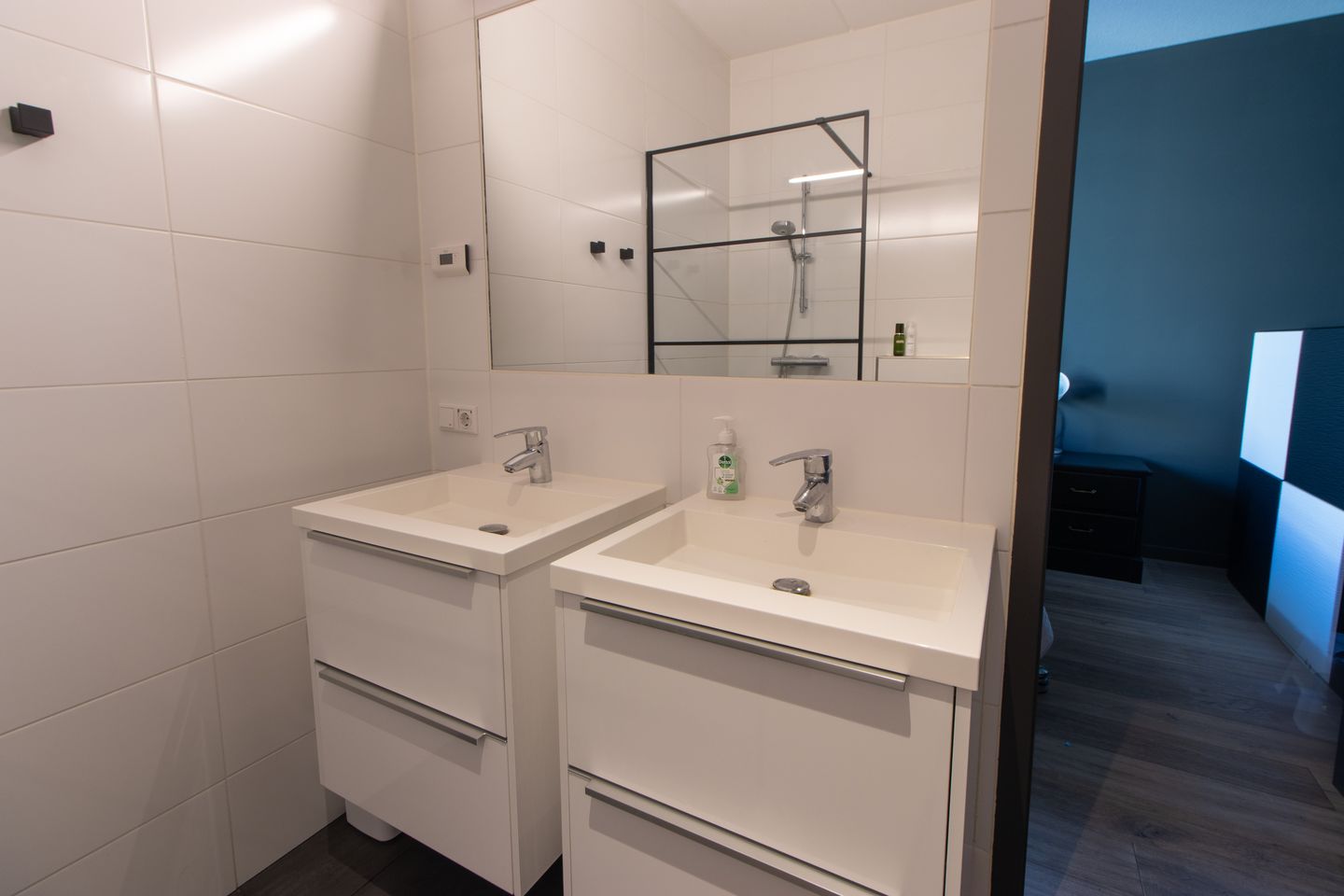 Exclusive City Apartment with Panoramic Views and Spacious Rooftop Terrace — 34