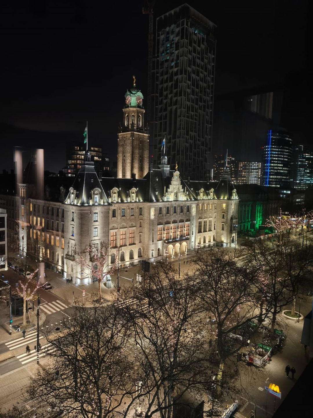 Exclusive City Apartment with Panoramic Views and Spacious Rooftop Terrace — 37