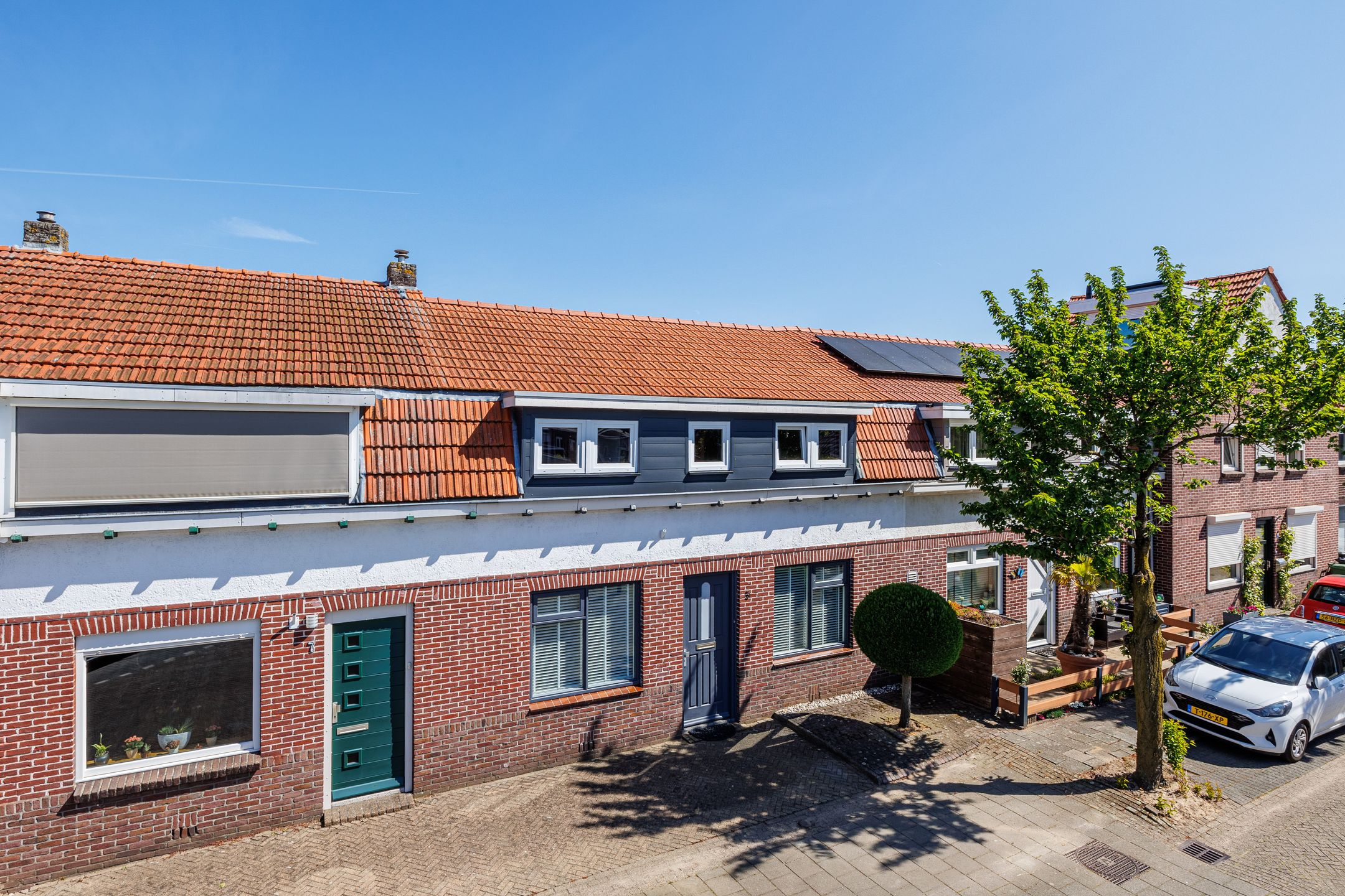 Charming Terraced House Near Gennep Center with Spacious Garage — 57