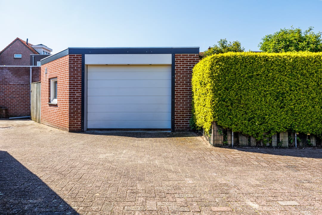 Charming Terraced House Near Gennep Center with Spacious Garage — 52