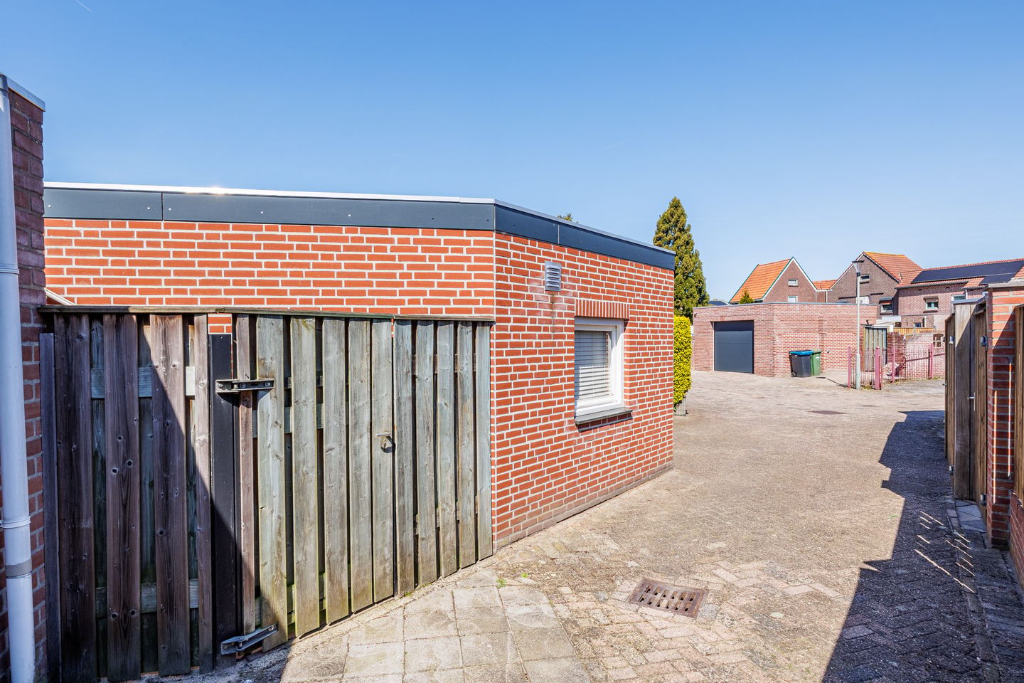 Charming Terraced House Near Gennep Center with Spacious Garage — 55