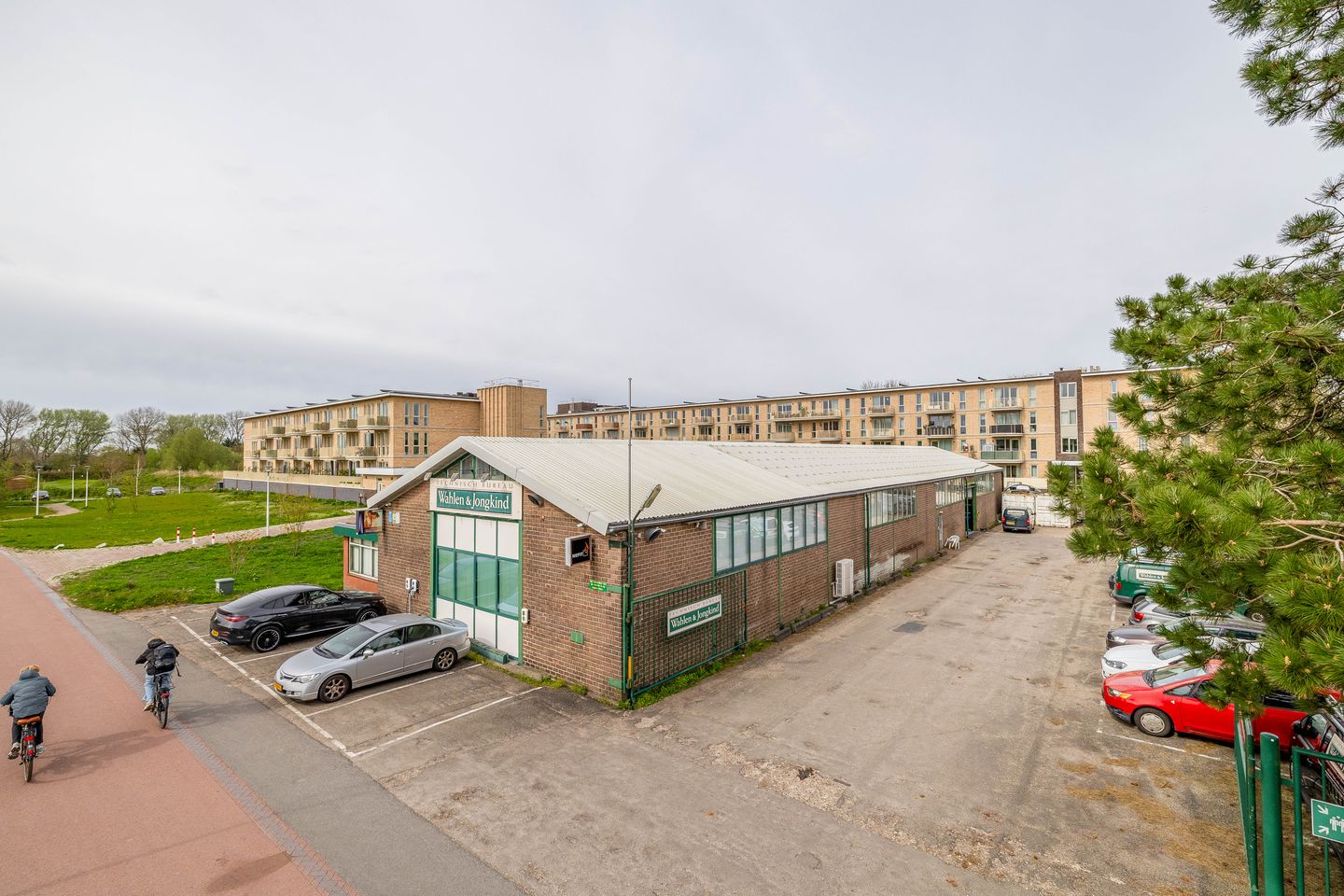 View photo 2 of Vuurlijn 12
