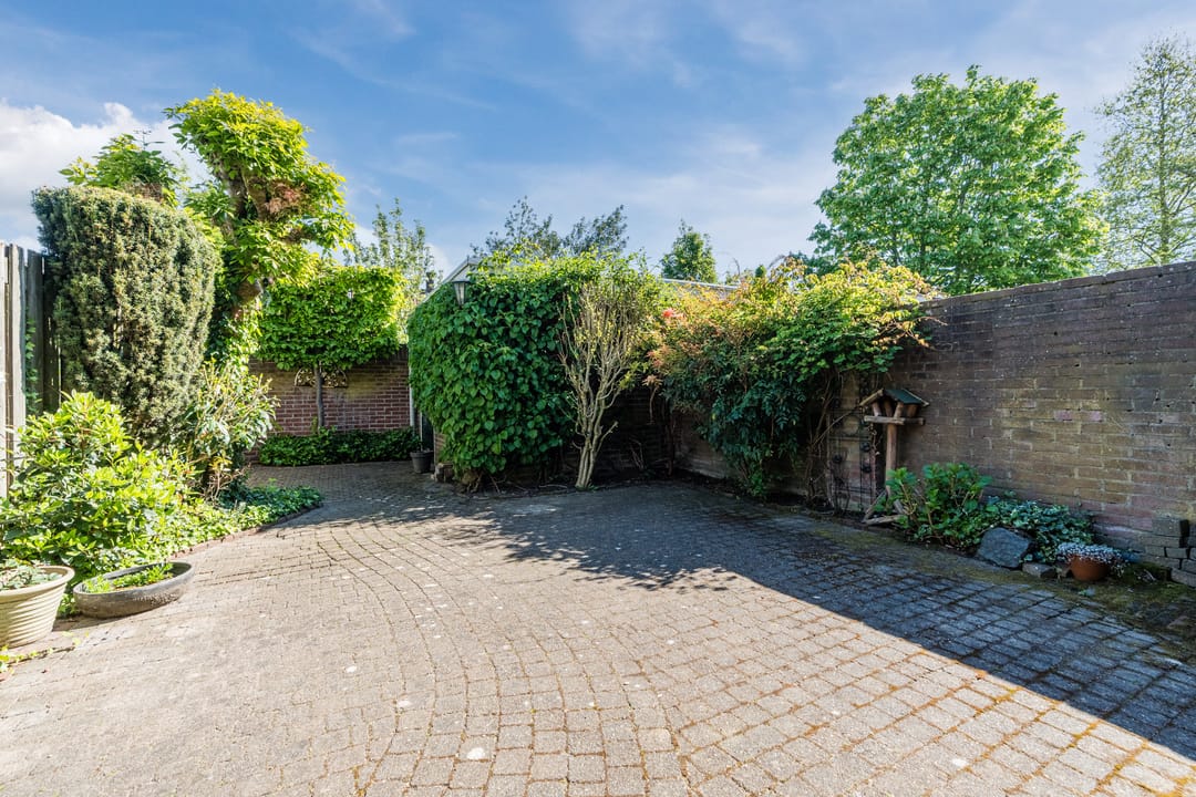 Spacious 1930s Terraced Home with Garden in Eindhoven — 38
