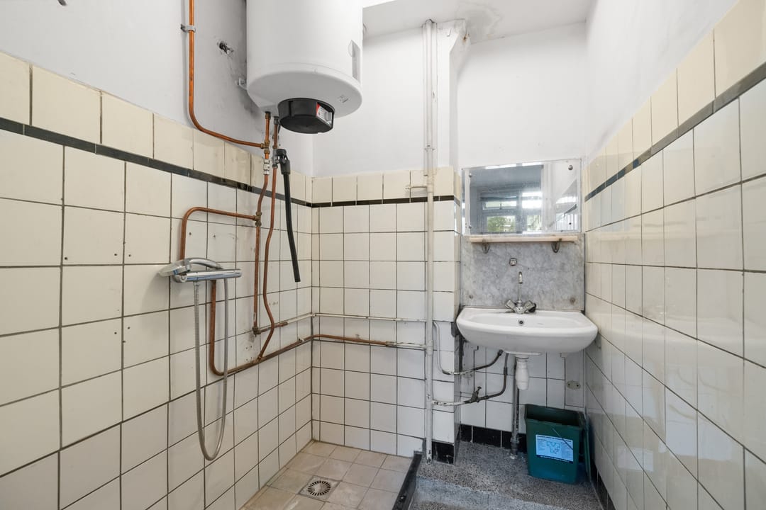Renovatable Apartment with Water View in Hoofddorppleinbuurt — 16