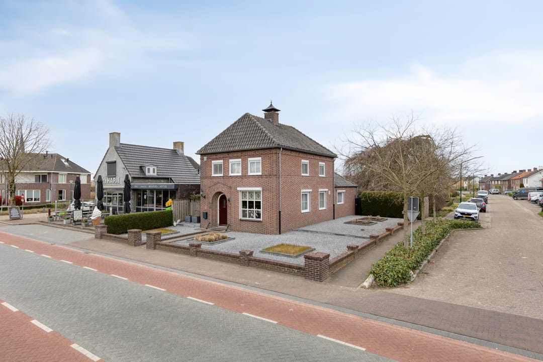 Detached Character Home with Garage in Central Wanroij — 7