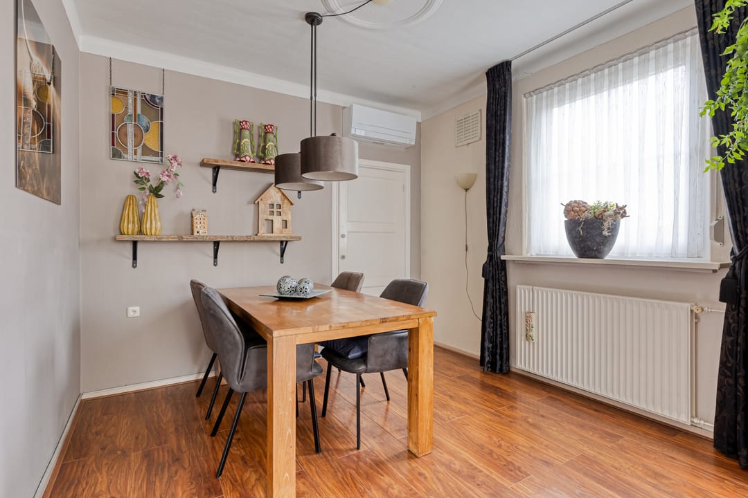 Detached Character Home with Garage in Central Wanroij — 16