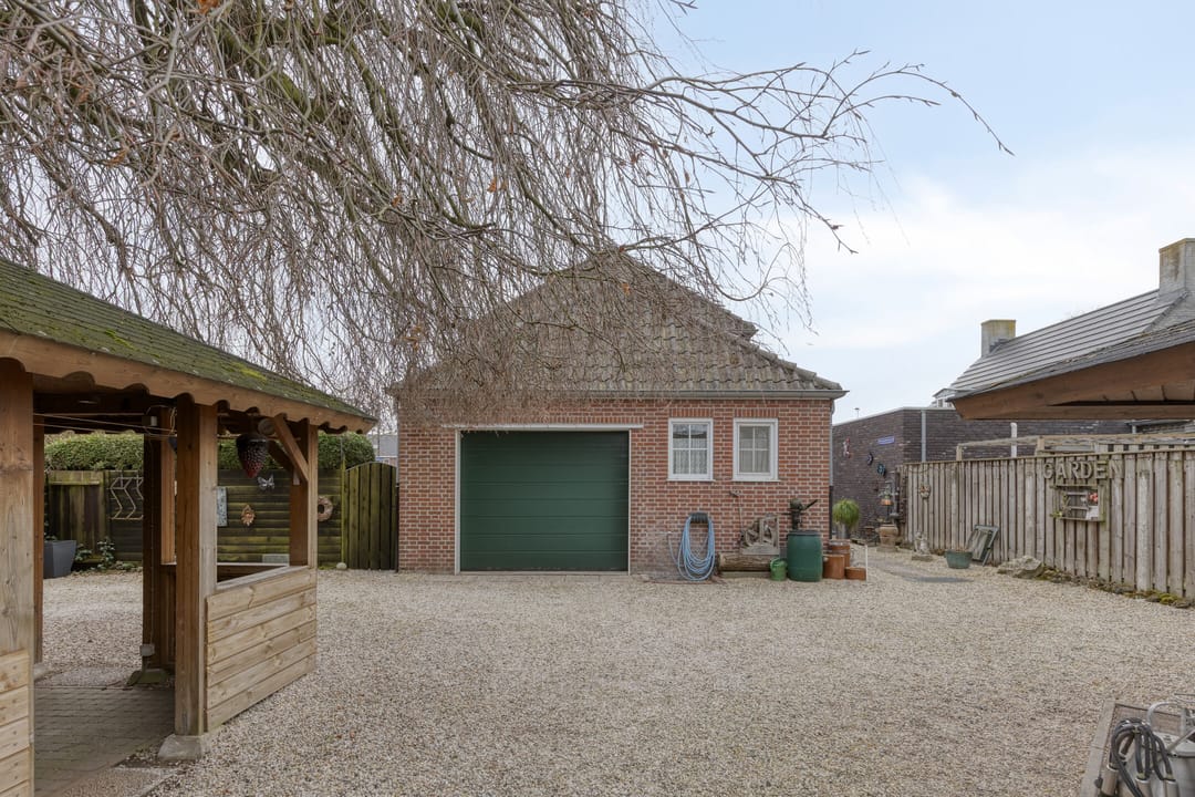 Detached Character Home with Garage in Central Wanroij — 32