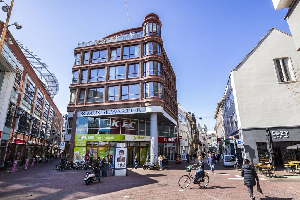 Luxury Loft Apartment with Panoramic City Views in Arnhem Center — 34