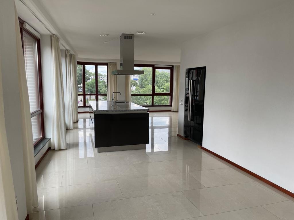 Luxury Loft Apartment with Panoramic City Views in Arnhem Center — 12