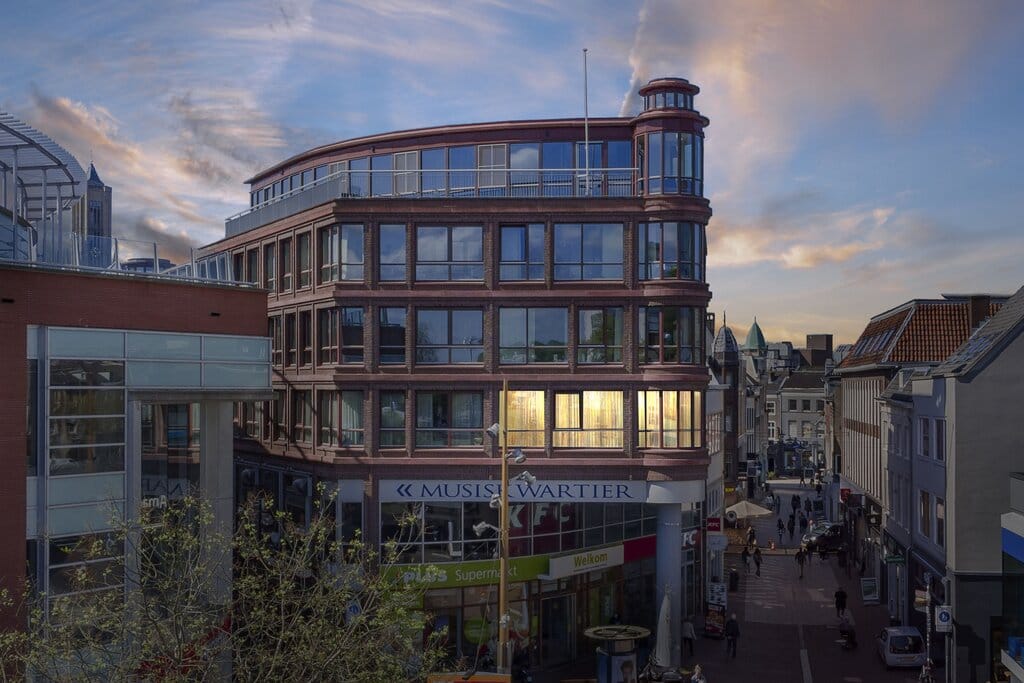 Luxury Loft Apartment with Panoramic City Views in Arnhem Center — 35