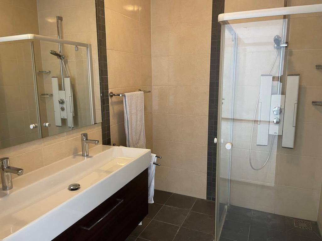 Luxury Loft Apartment with Panoramic City Views in Arnhem Center — 21