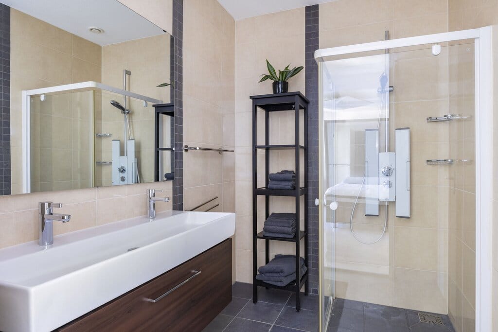 Luxury Loft Apartment with Panoramic City Views in Arnhem Center — 29