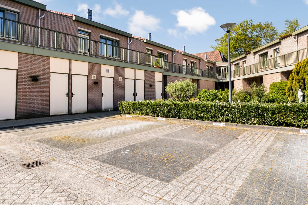 Apartment with balcony and parking in village center — 31