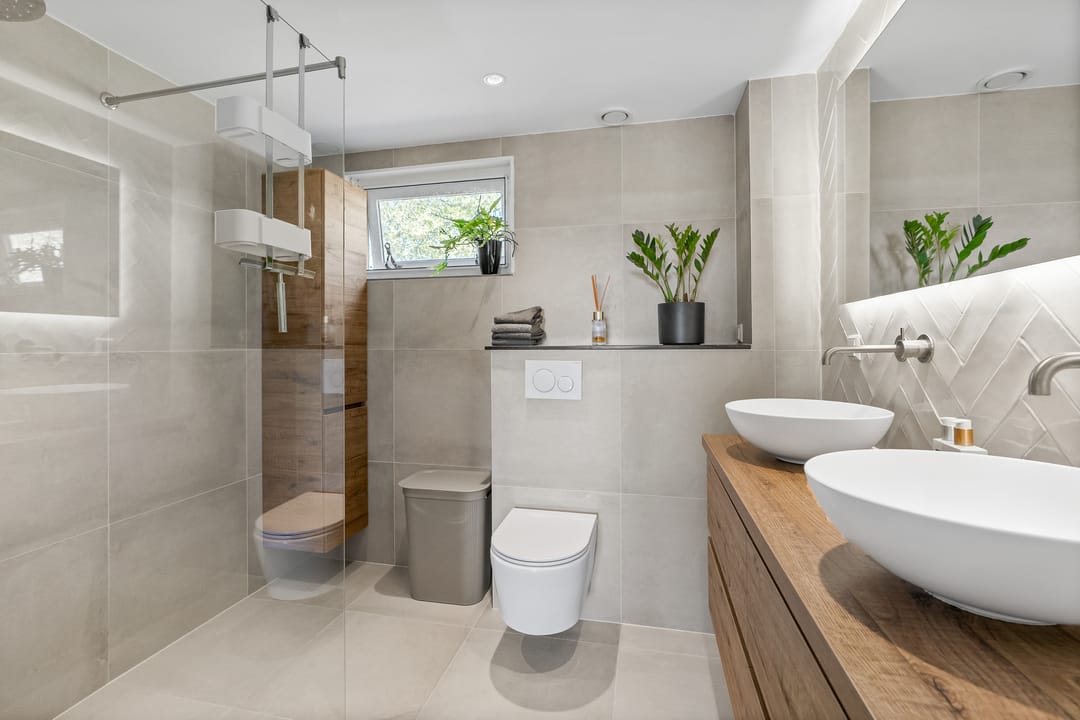 Spacious Family Home with Sunny Garden, Extension and Five Bedrooms — 22