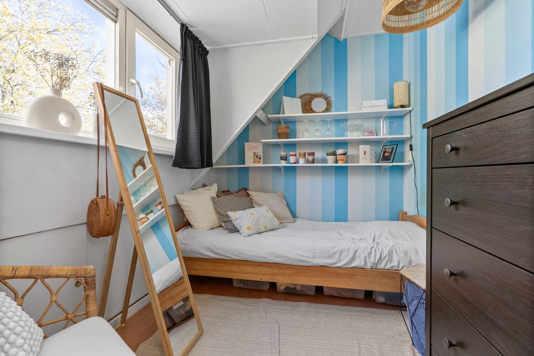 Spacious Family Home with Sunny Garden, Extension and Five Bedrooms — 26