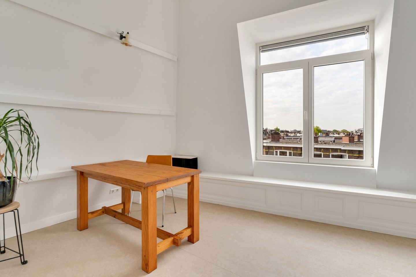 Spacious 3-floor upper apartment with 5 bedrooms in popular Valkenboskwartier — 40