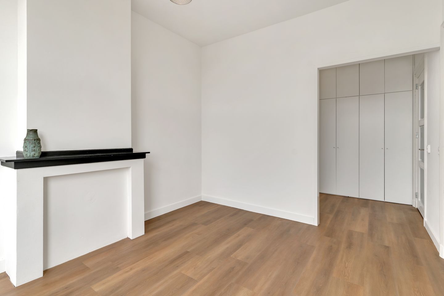 Spacious 3-floor upper apartment with 5 bedrooms in popular Valkenboskwartier — 35
