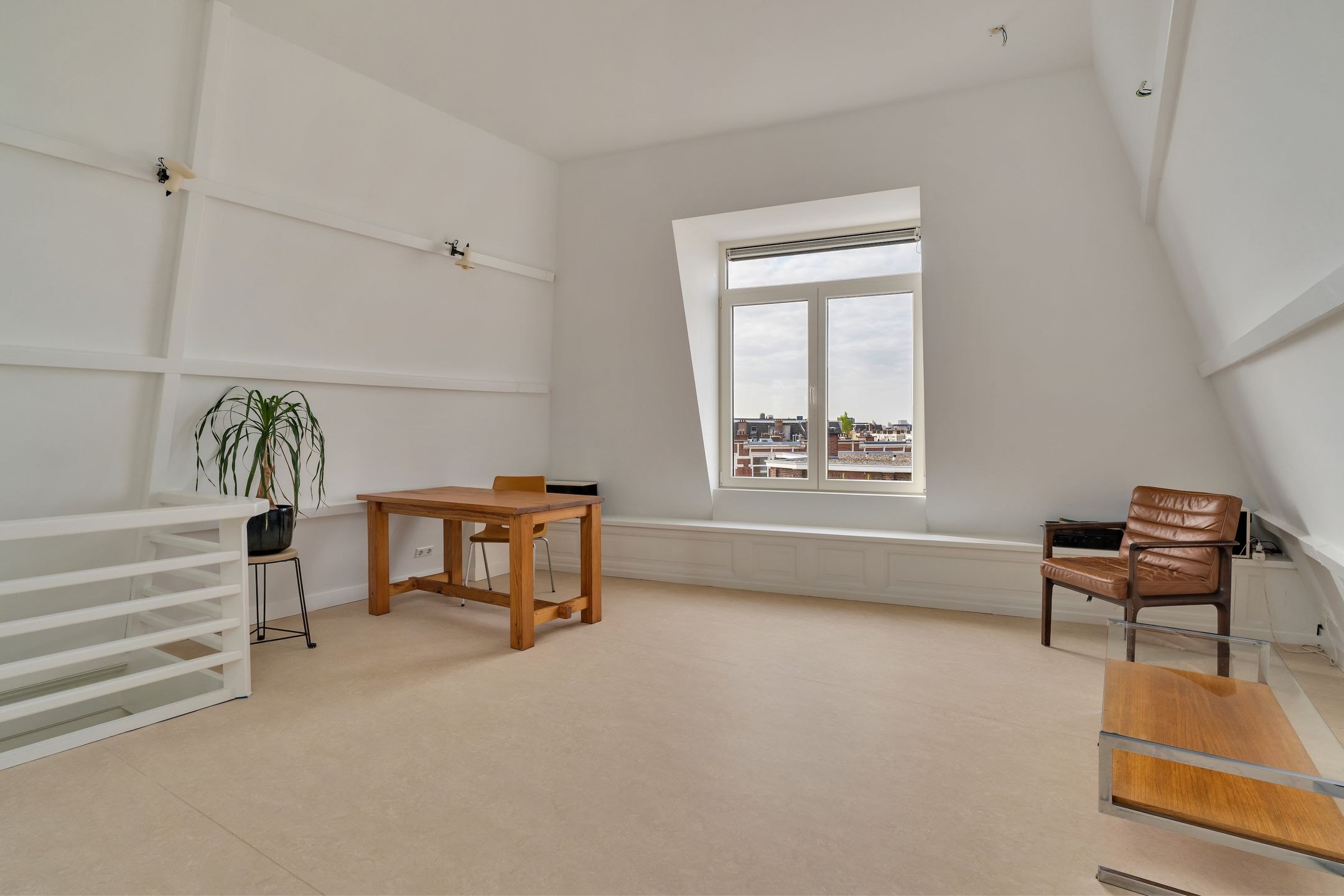 Spacious 3-floor upper apartment with 5 bedrooms in popular Valkenboskwartier — 39