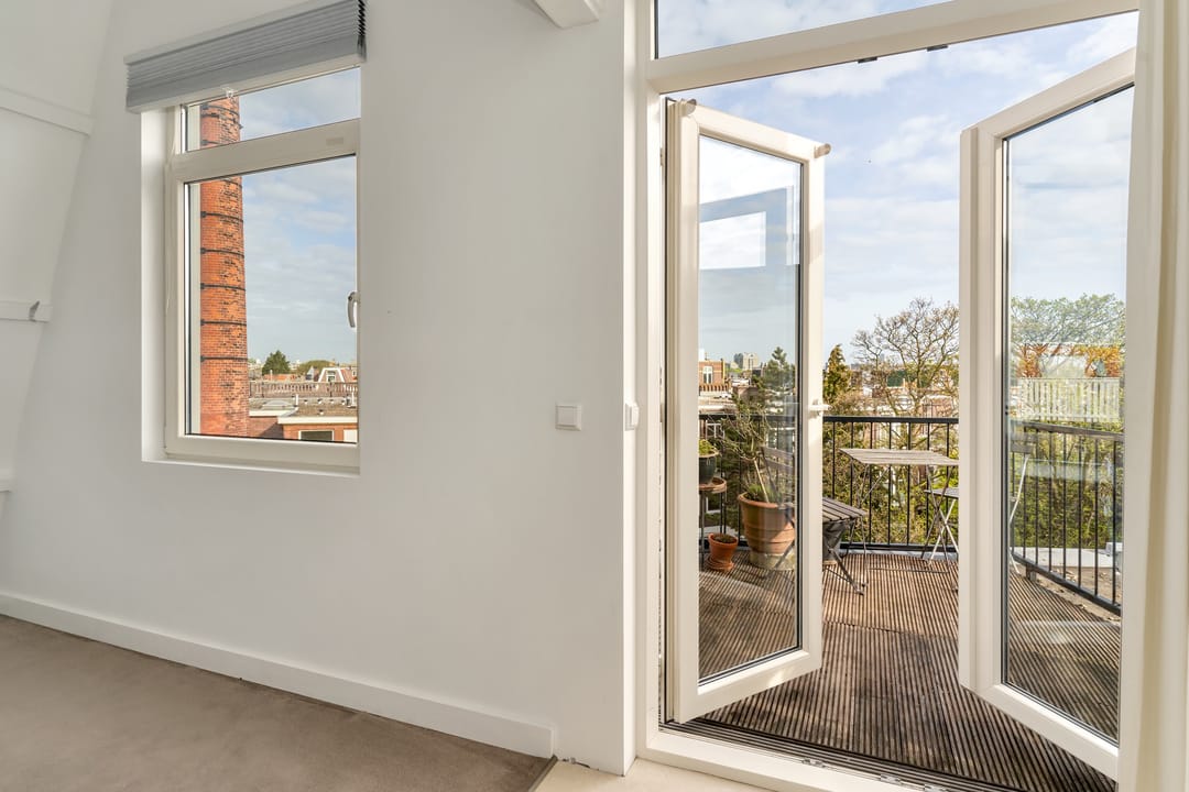 Spacious 3-floor upper apartment with 5 bedrooms in popular Valkenboskwartier — 47