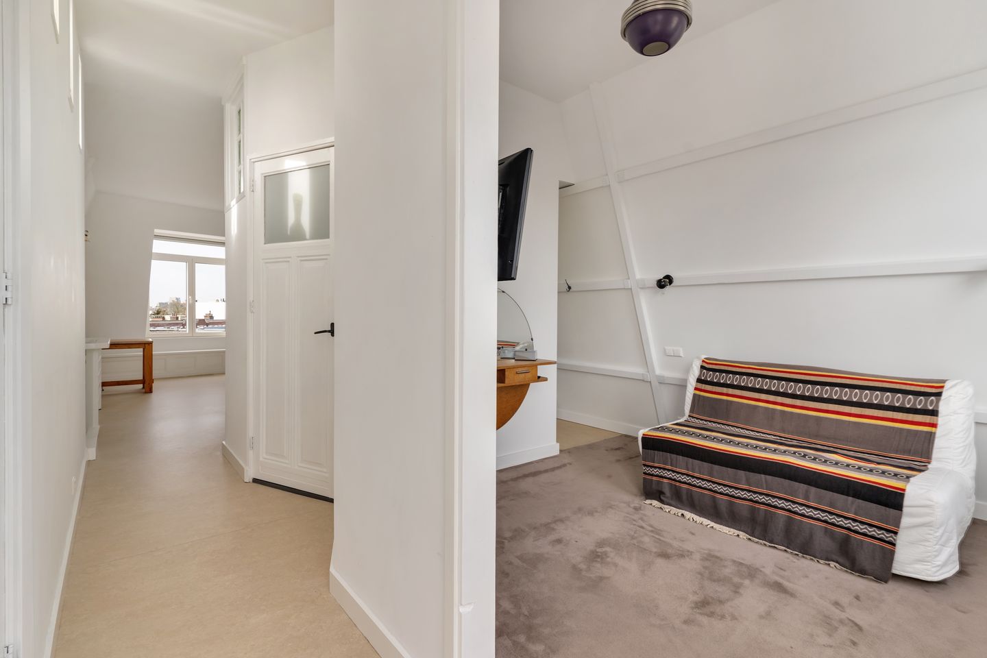 Spacious 3-floor upper apartment with 5 bedrooms in popular Valkenboskwartier — 44